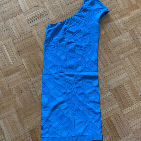 Bebe: one shoulder mini dress, in “methyl blue”. - Picture 2 of 5